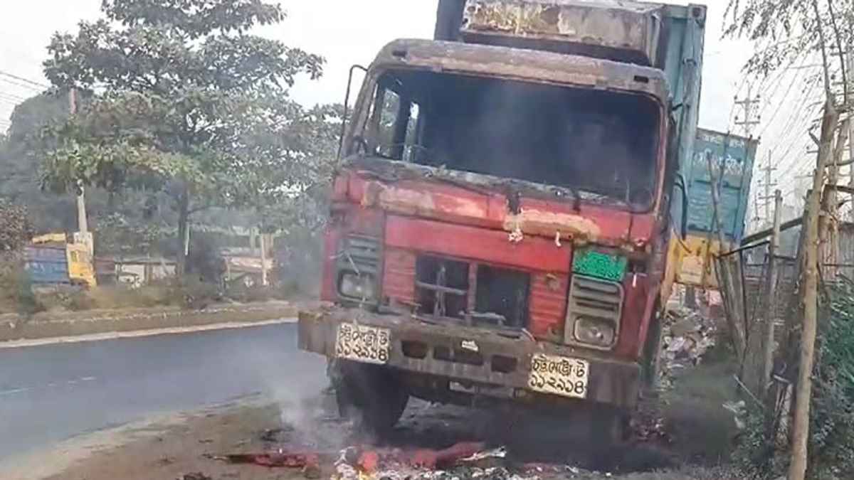 শ্রীপুরে সড়কের পাশে দাঁড়িয়ে থাকা কাভার্ডভ্যানে আগুন