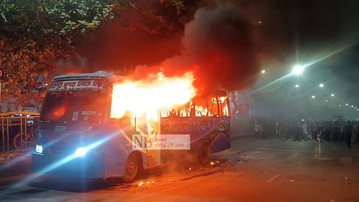 রাজধানীতে রাতে চার বাসে আগুন