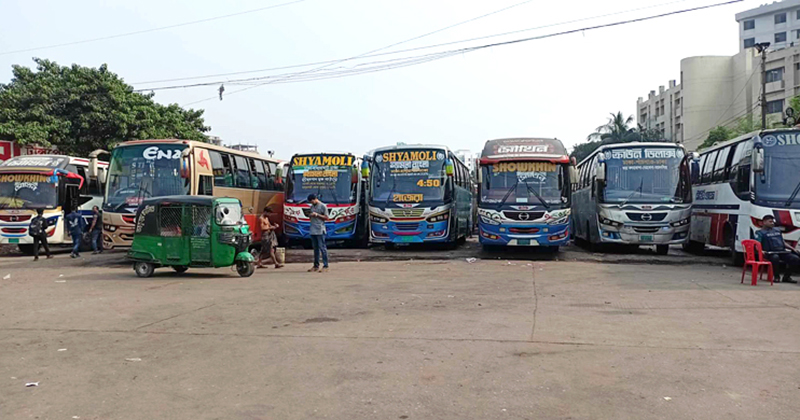যাত্রী নেই, মহাখালী থেকে দূরপাল্লার বাস ছাড়ছে কম