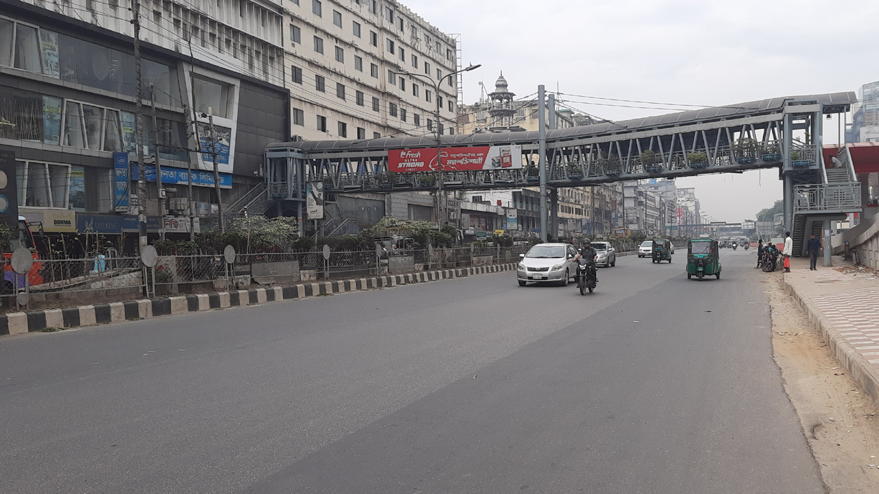 গুঁড়ি গুঁড়ি বৃষ্টিতে রাজপথ ফাঁকা, র‌্যাব-পুলিশের সতর্ক টহল