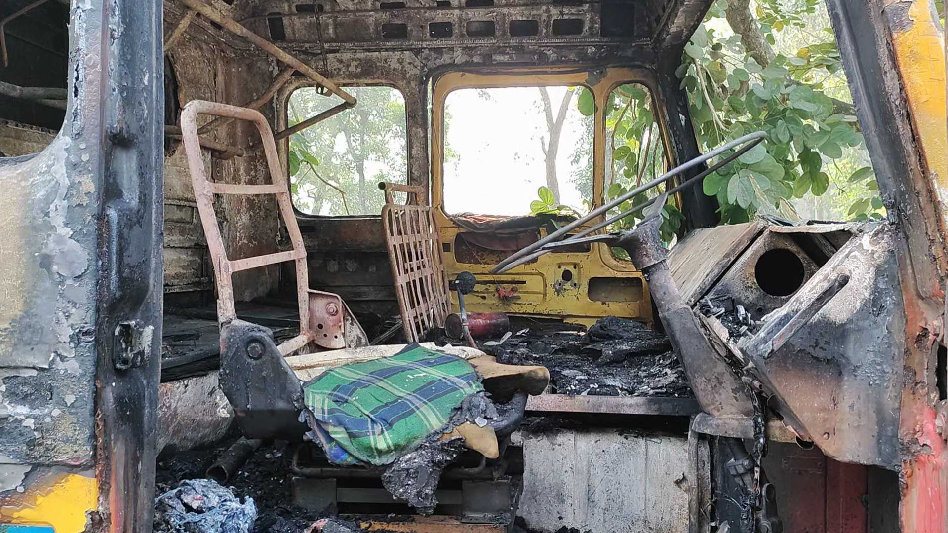 বঙ্গবন্ধু সেতু পশ্চিম মহাসড়কে ট্রাকে আগুন