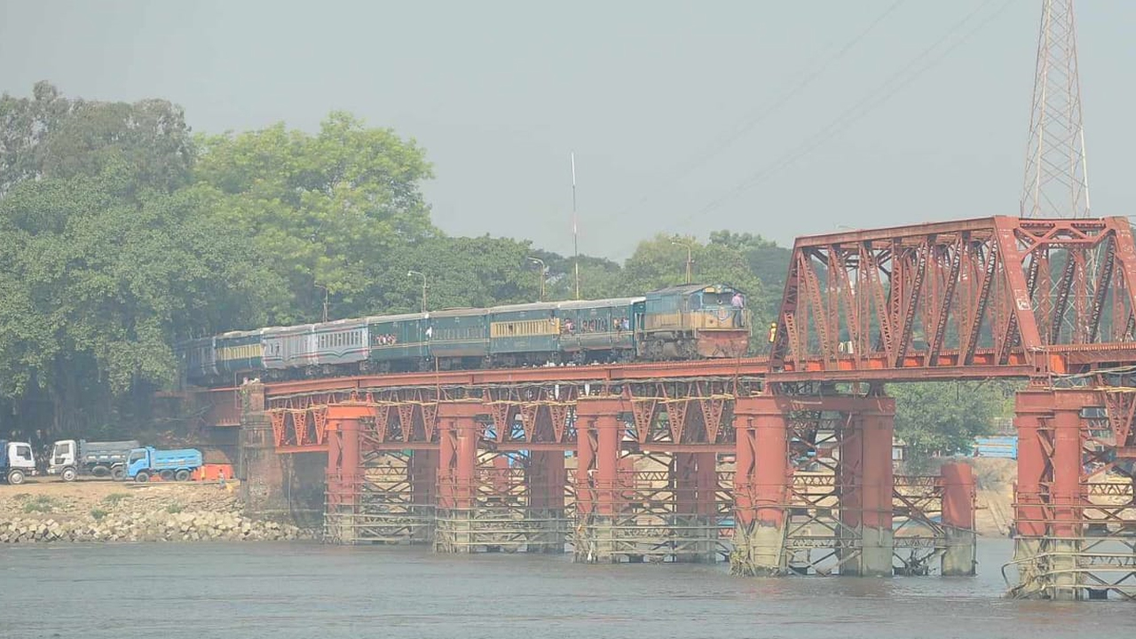 উদ্বোধনী ট্রেন যাচ্ছে কক্সবাজার