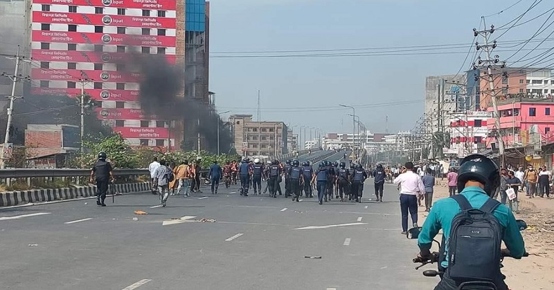 গাজীপুরে বেতন বাড়ানোর দাবিতে শ্রমিকদের বিক্ষোভ, ২ বাসে আগুন