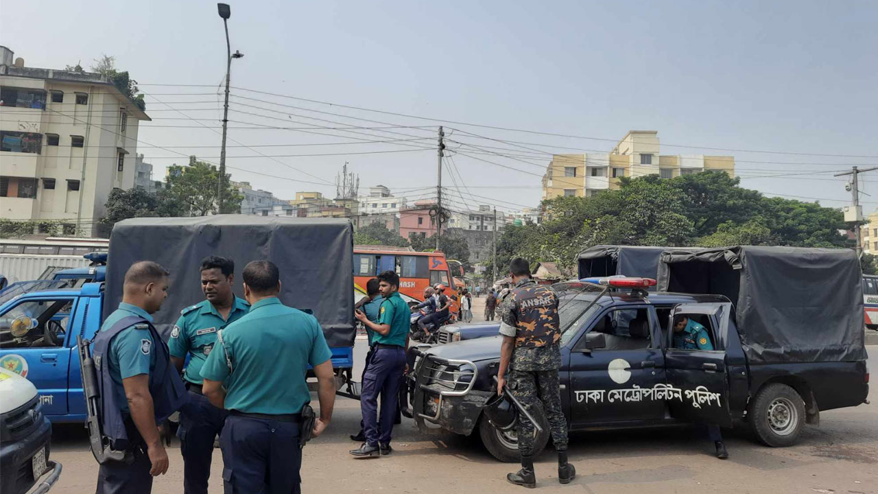 টার্মিনালে ব্যাপক নিরাপত্তা, তবুও ছাড়ছে না গাড়ি