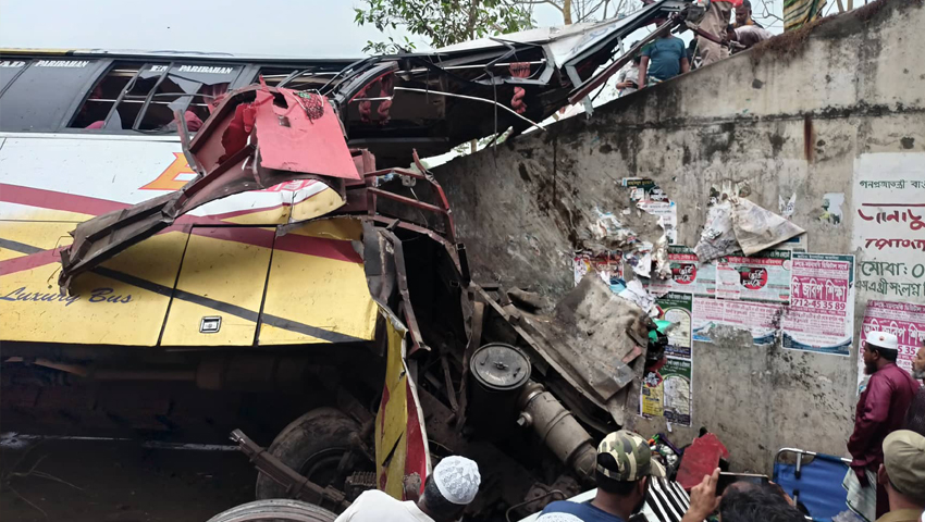 চালকের বেপরোয়া গতির কারণেই দুর্ঘটনার শিকার বাস যাত্রীরা
