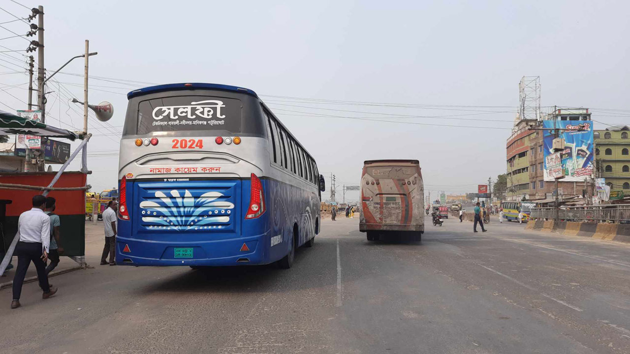 যাত্রী না থাকায় ঘুরছে না চাকা, হতাশ পরিবহন শ্রমিকরা