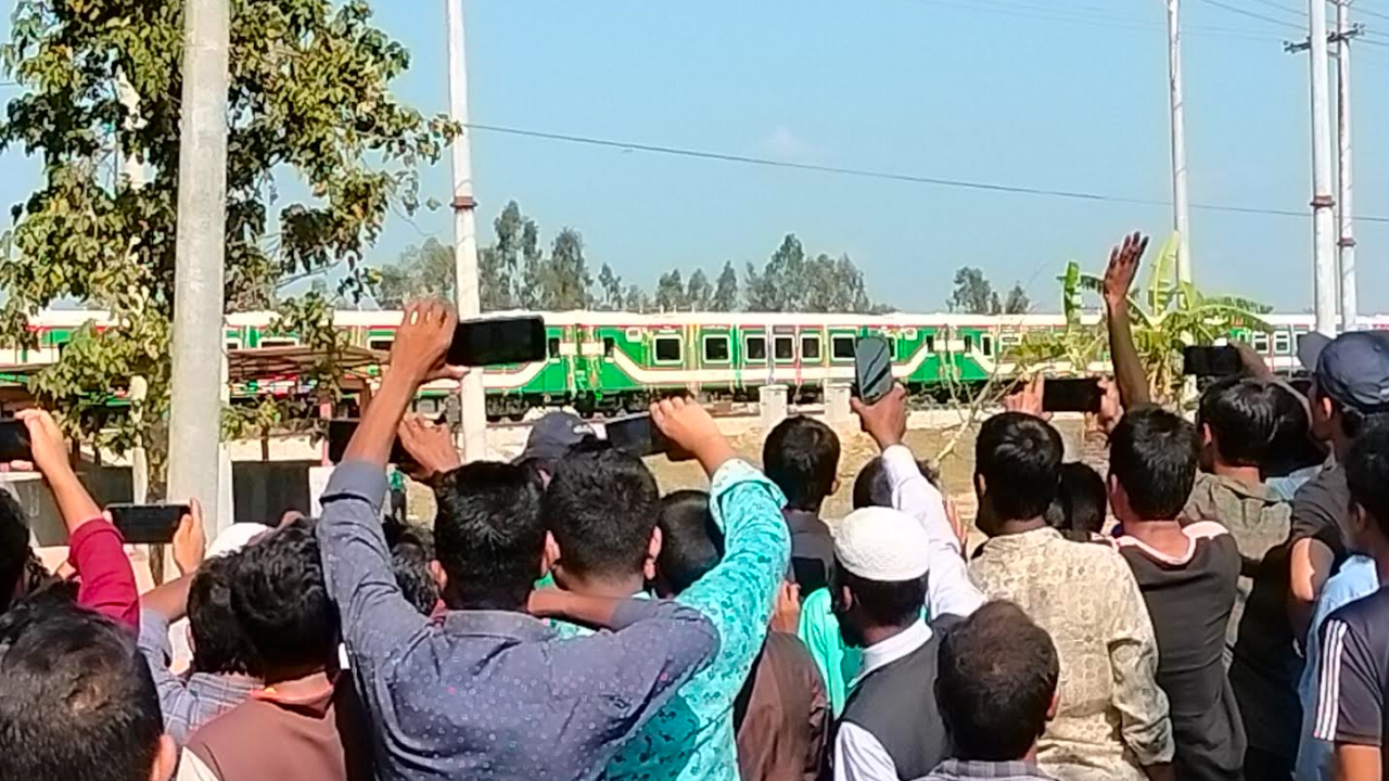 ছুটে চলল ট্রেন, রেললাইনের পাশে দাঁড়িয়ে হাজারো মানুষের অভিবাদন