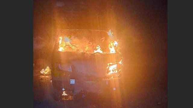 চালককে মারধর করে পিকআপভ্যানে আগুন, পুড়ে মরলো কয়েকশ মুরগির বাচ্চা