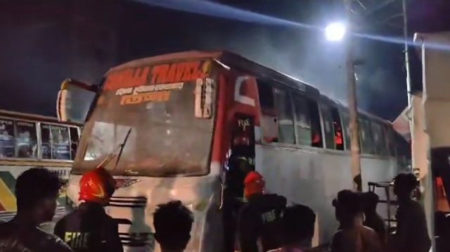 কুমিল্লায় দাঁড়িয়ে থাকা বাসে আগুন