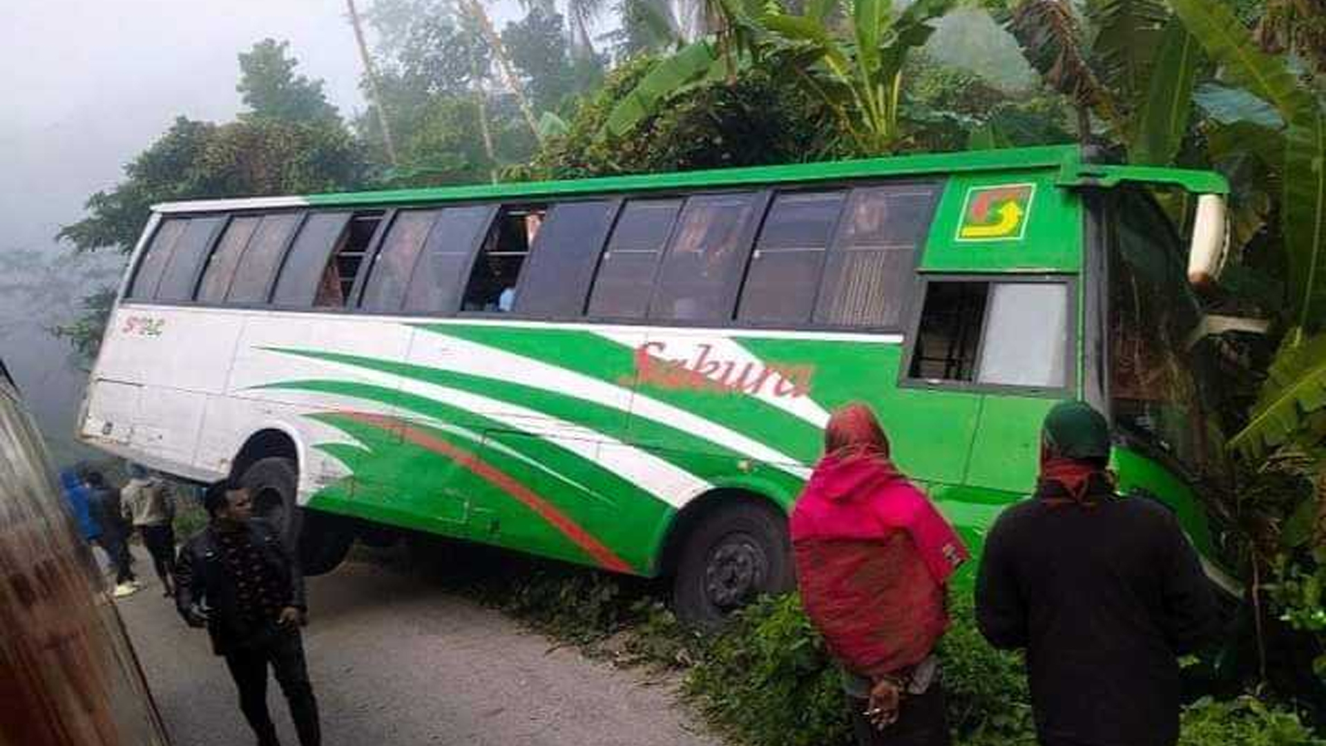 অল্পের জন্য রক্ষা পেল ১২ প্রাণ