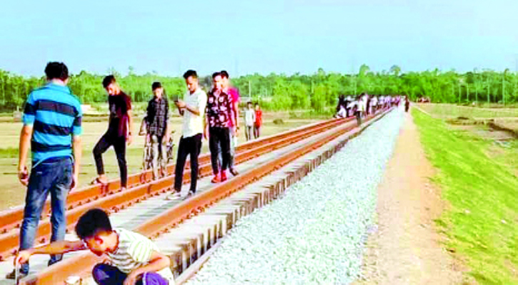 ট্রেন ঘেঁষে সেলফি, চলে আড্ডাবাজি