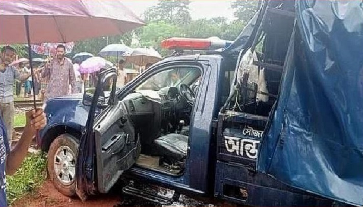 পুলিশভ্যানে ট্রেনের ধাক্কা, কনস্টেবল নিহত
