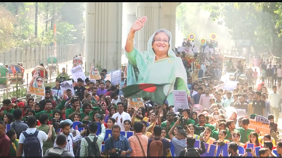 টিএসসিতে মেট্রোরেল: উচ্ছ্বসিত শিক্ষক-শিক্ষার্থীরা, হাফ ভাড়ার দাবি