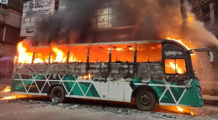 মতিঝিলে যাত্রীবাহী বাসে আগুন