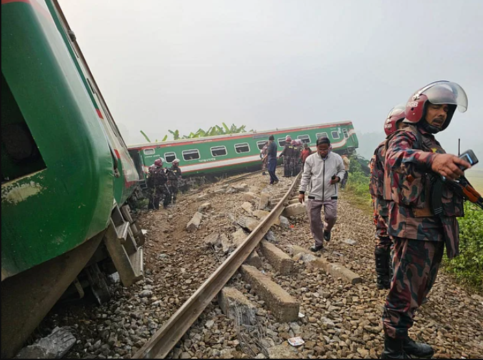 গাজীপুরে ট্রেন দুর্ঘটনা: ২৫০ মিটারজুড়ে এলোমেলো পড়ে আছে লাইনচ্যুত বগি