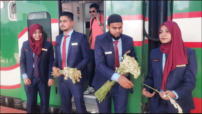 কক্সবাজার এক্সপ্রেসে যাত্রীসেবায় নিয়োজিত ৫০ ‘ট্রেন বালা’