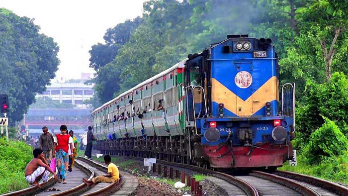 রেললাইন পার হওয়ার সময় ট্রেনের ধাক্কায় নিহত ২