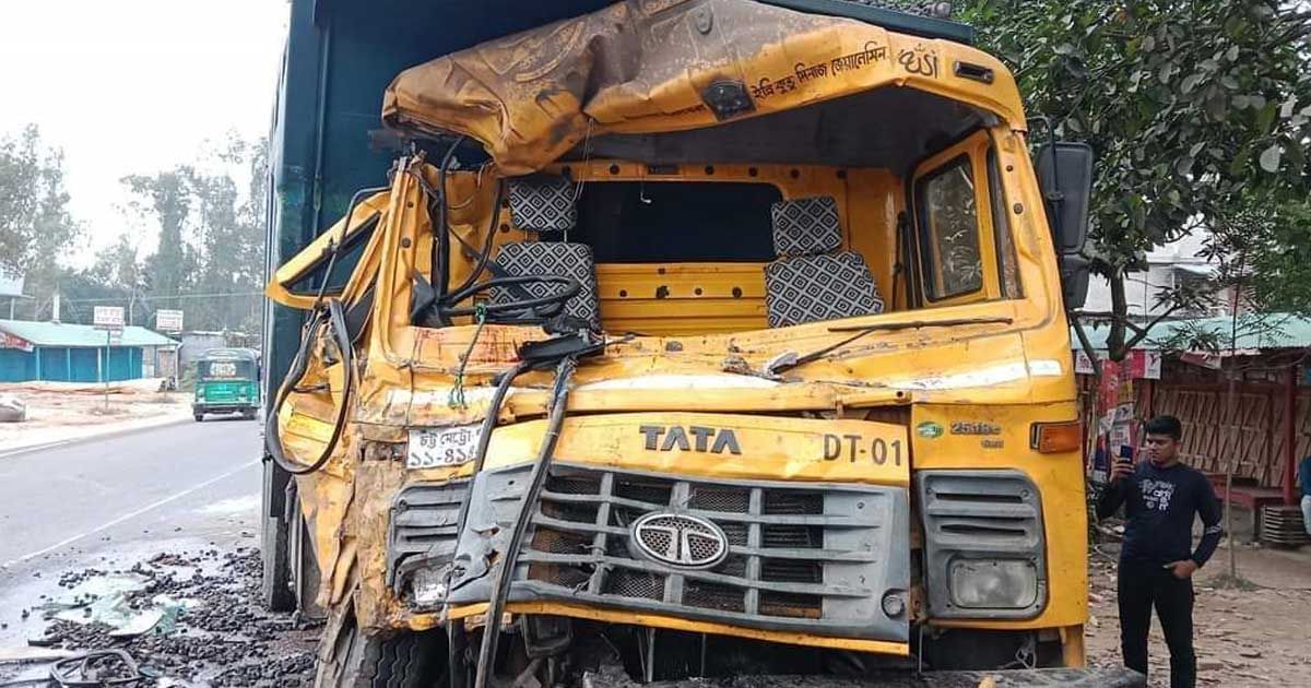 দুই ডাম্প ট্রাকের মুখোমুখি সংঘর্ষে নিহত ২