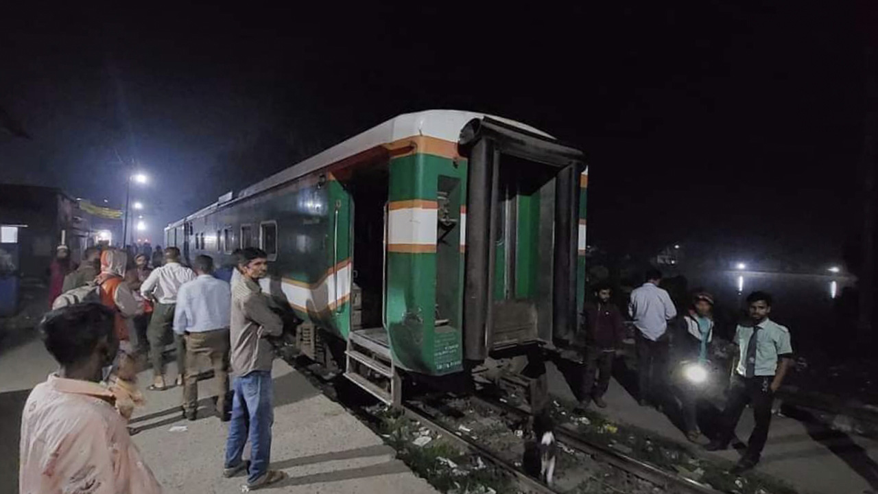 দুটি বগি রেখেই ছুটল বিজয় ট্রেন