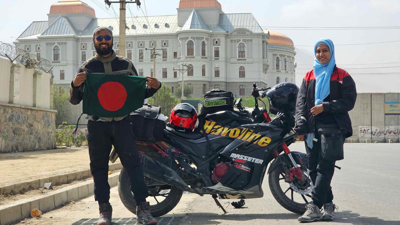 মোটরসাইকেলে ৮ দেশ ঘুরে আমিরাতে চট্টগ্রামের দম্পতি, উদ্দেশ্য ওমরাহ পালন