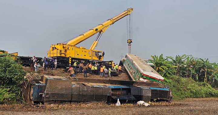 ২৬ ঘণ্টা পর ঢাকা-ময়মনসিংহ রেললাইনে ট্রেন চলাচল স্বাভাবিক