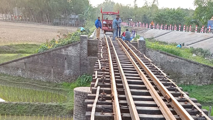 কুড়িগ্রামে রেলসেতুর উপর লাইনের নাট খুলে নিয়েছে দুর্বৃত্তরা