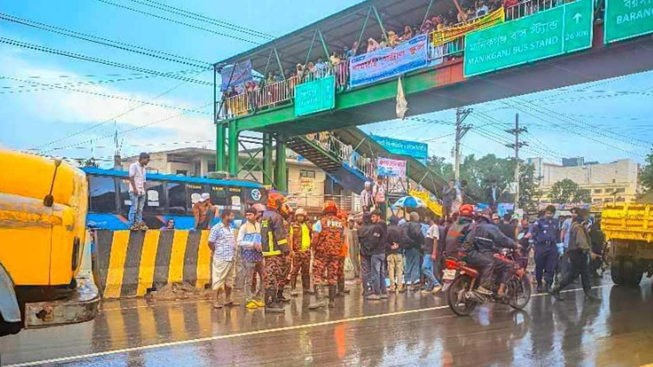 দুই বাসের প্রতিযোগিতায় ৩ জনের মৃত্যু