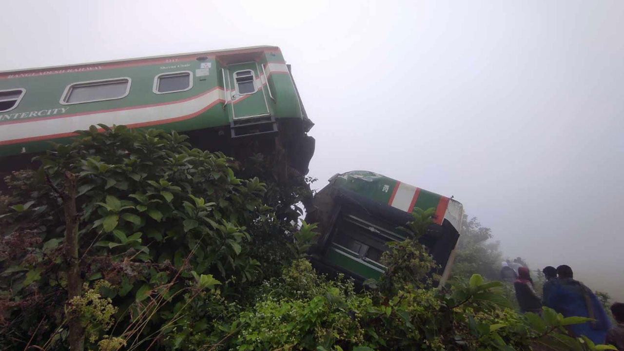 দুর্ঘটনাকবলিত ট্রেন উদ্ধারে রওনা হয়েছে উদ্ধারকারী ট্রেন