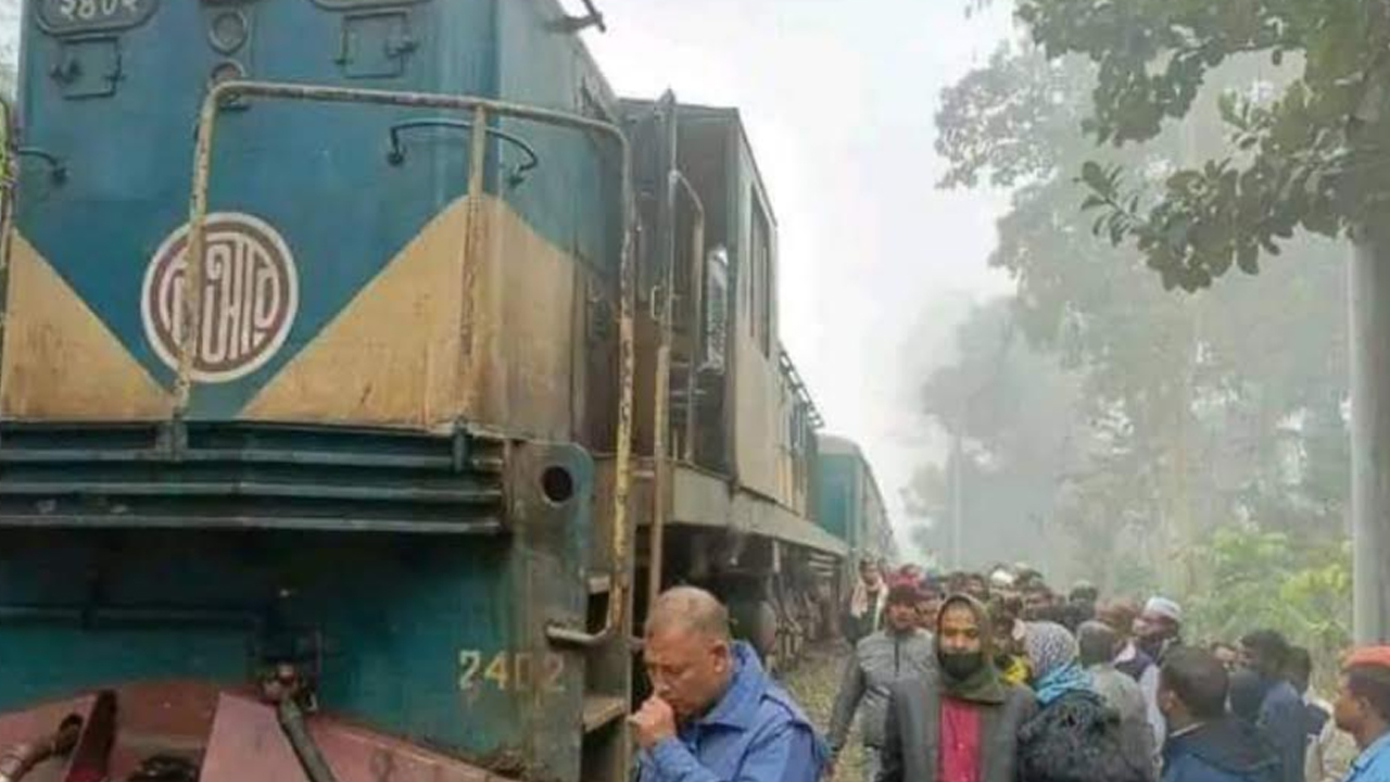 লালমনিরহাট-বুড়িমারী রুটে আড়াই ঘণ্টা পর ট্রেন চলাচল স্বাভাবিক