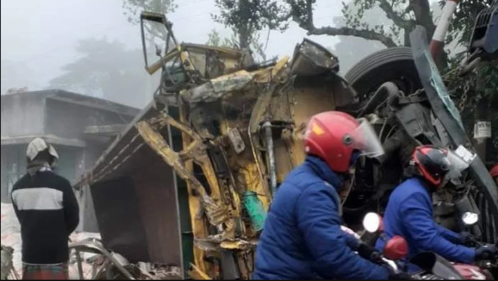 লাইন ঘেষে পার্কিং, রেলের ধাক্কায় দুমড়ে–মুচড়ে গেল ট্রাক
