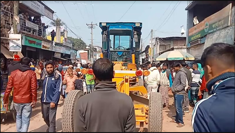 খাবারের অপেক্ষায় সন্তান, গ্রেডার চাপায় নিহত মা
