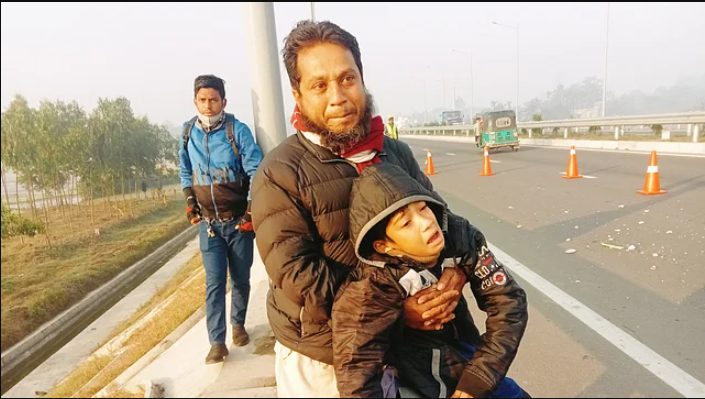 ট্রাকচাপায় প্রাণ হারানো বাবার লাশের পাশে ছেলের আহাজারি