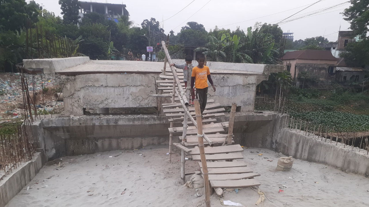 ২৩ কোটি টাকার সেতু আছে, সড়ক নেই