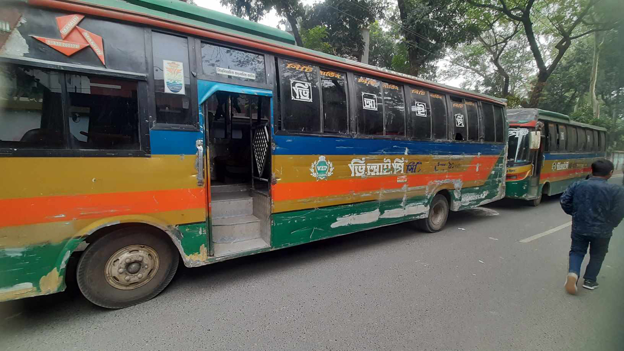 ২ বাস গেল নিউমার্কেট থানায়, বিকেলে ৩ পক্ষের মিটিং