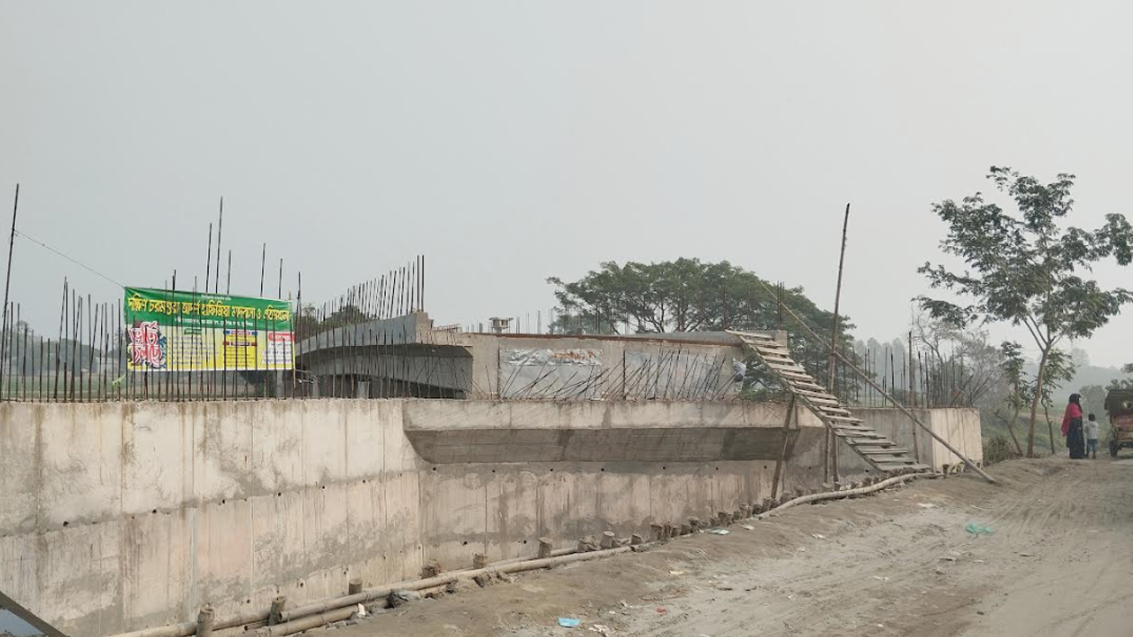 সাঁকো দিয়ে উঠতে হয় সোয়া ৪ কোটি টাকার সেতুতে