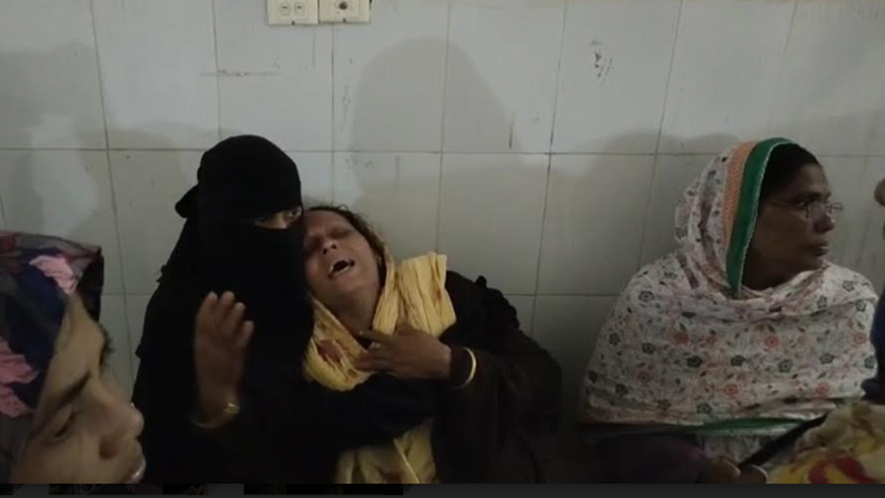 মায়ের হাত ছেড়ে রাস্তা পার হতে গিয়ে প্রাণ হারালো ছোট্ট আদিবা