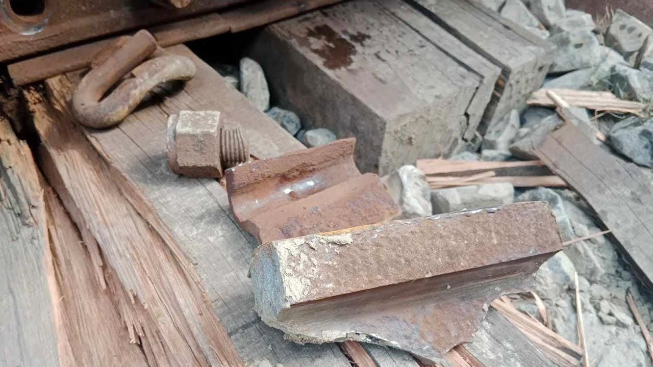 অল্পের জন্য রক্ষা পেল বরেন্দ্র এক্সপ্রেসের পাঁচ শতাধিক যাত্রী