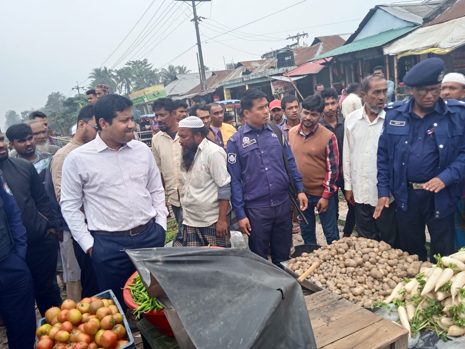 রেললাইনের উপর ঝুঁকিপূর্ণ ভাসমান বাজার উচ্ছেদ