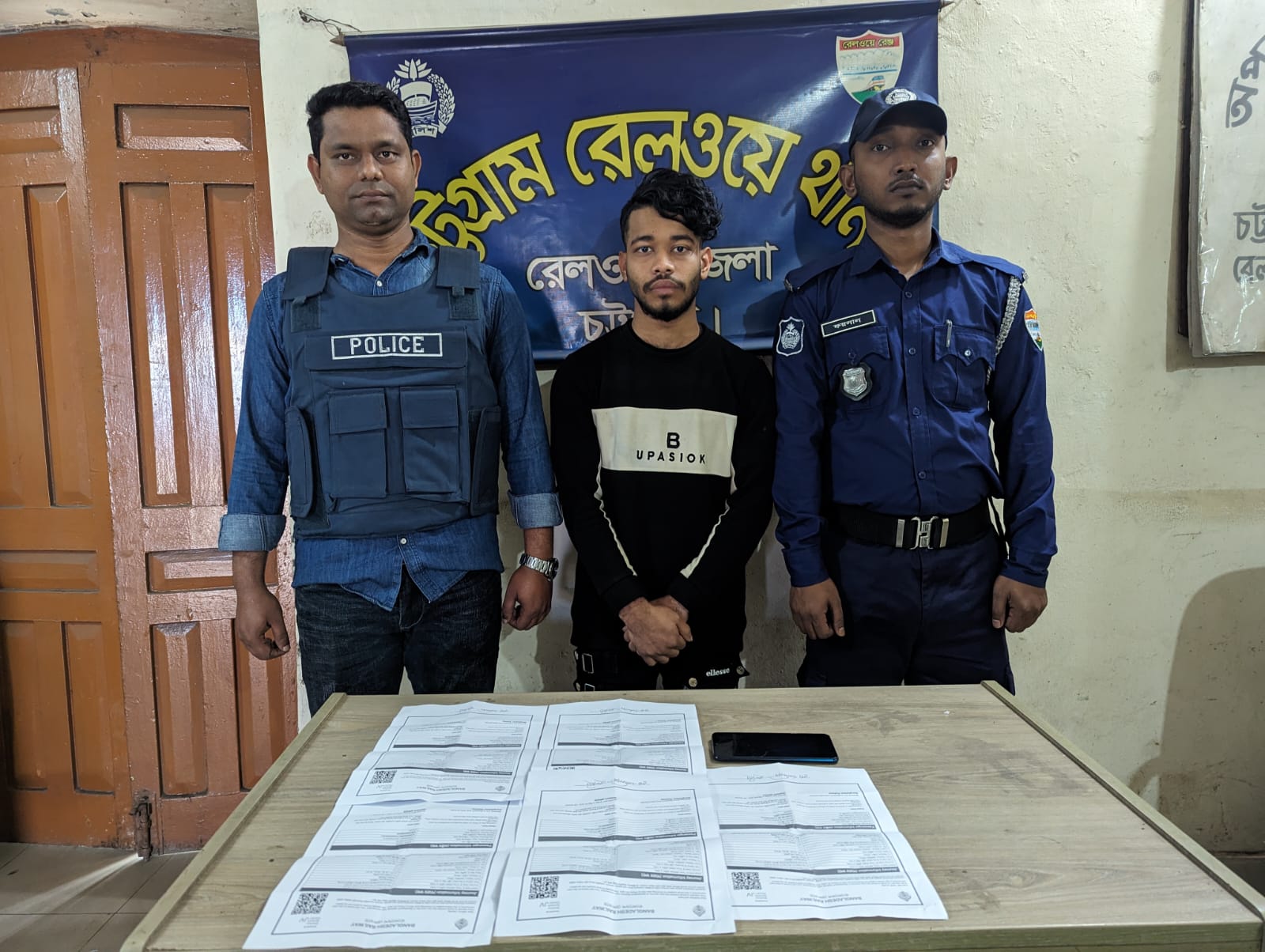 চট্টগ্রাম রেল ষ্টেশনে পুলিশের হাতে ধরা টিকিট কালোবাজারি আরিয়ান