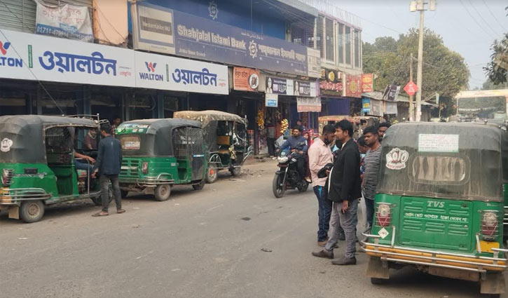 ঝিটকা-মানিকগঞ্জ-ঢাকা সড়কে ৪ বছর ধরে বাস চলাচল বন্ধ