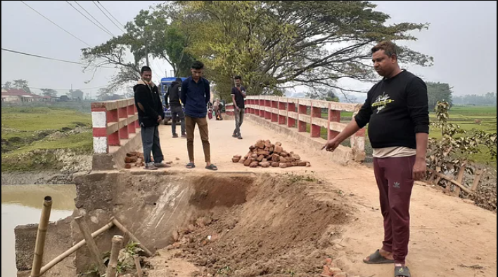 জগন্নাথপুরে সেতুর সংযোগ সড়কে ধস, যান চলাচল বন্ধ