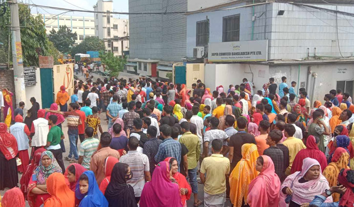 বেতন বৃদ্ধির দাবিতে মহাসড়ক অবরোধ করে শ্রমিকদের বিক্ষোভ