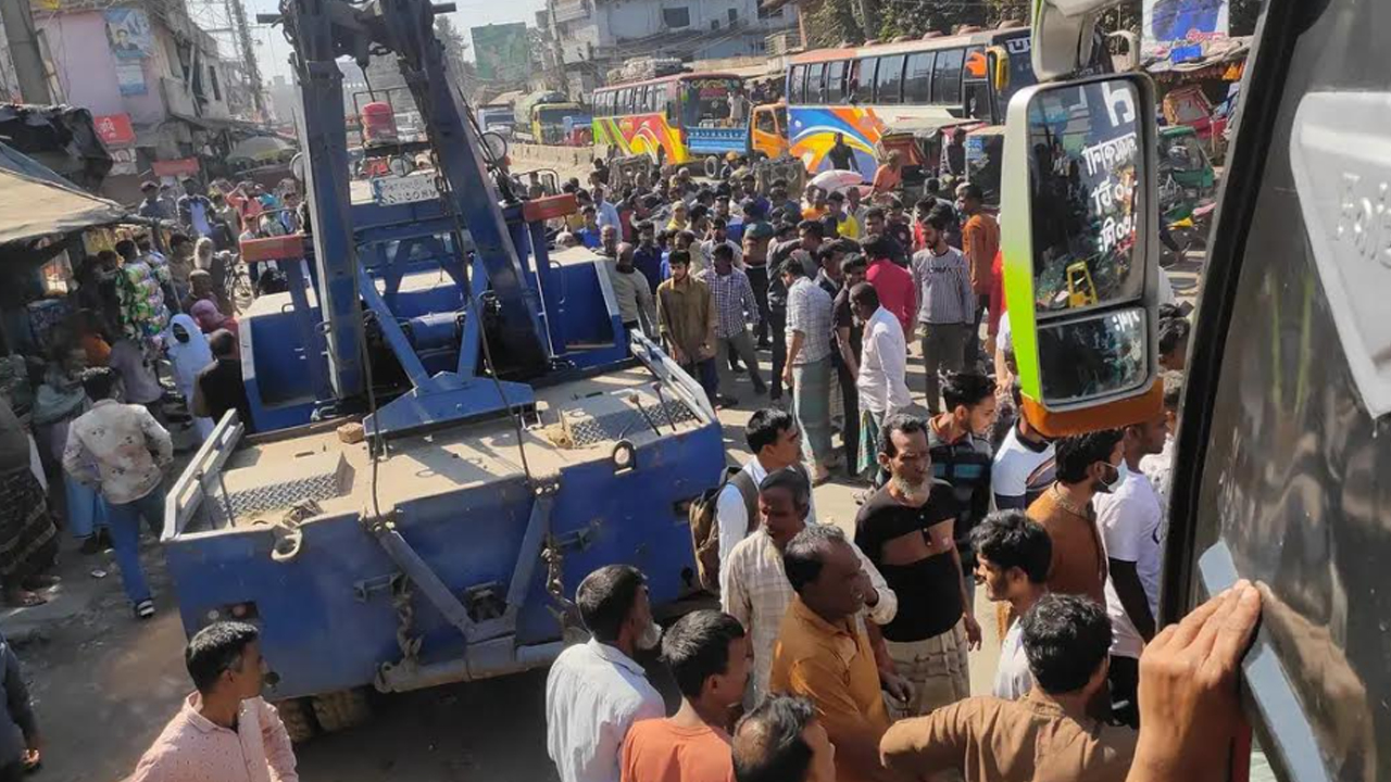 পুলিশের রেকার গাড়ির ধাক্কায় রিকশাচালক নিহত, মহাসড়ক অবরোধ