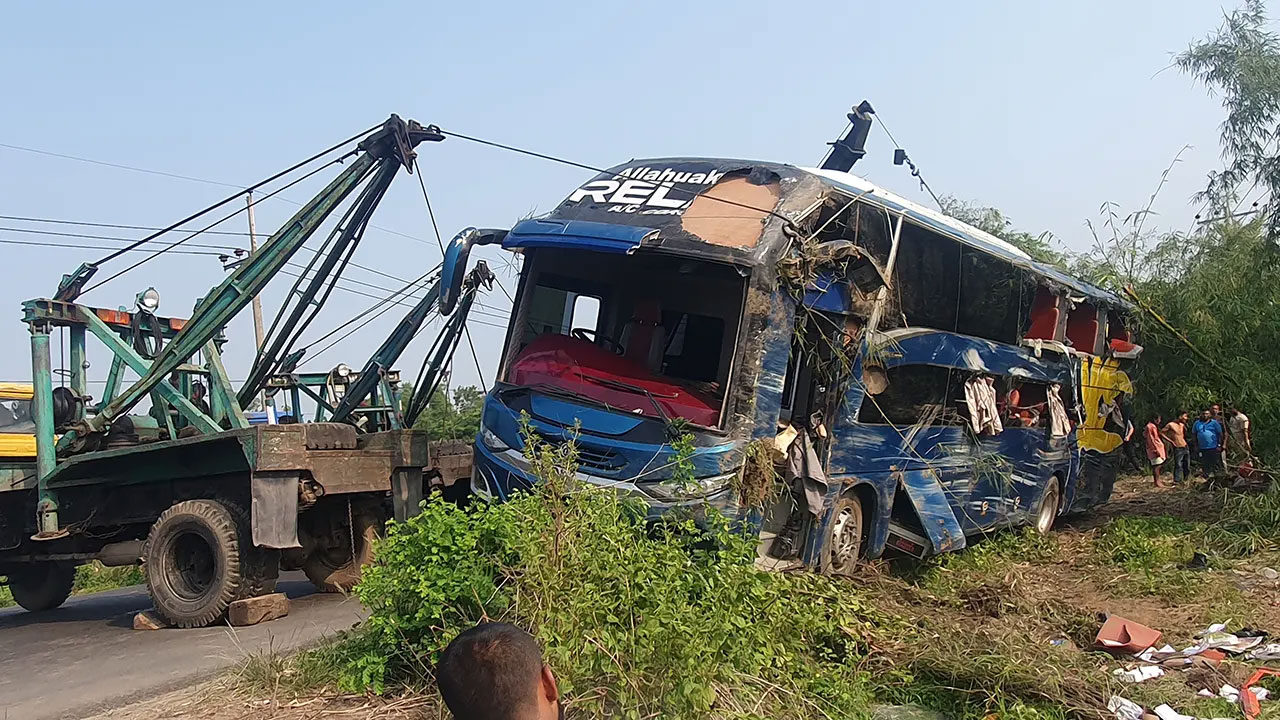 কুমিল্লার চৌদ্দগ্রামে বাস উল্টে নিহত ৫, আহত ১৫