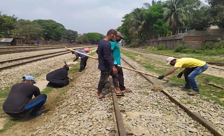 রেলপথের পরিচ্ছন্নতাকর্মী পদে চাকরি পাওয়াদের সবাই স্নাতকোত্তর