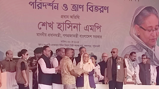 রিমালে ক্ষতিগ্রস্তদের মাঝে ত্রাণ বিতরণ করলেন প্রধানমন্ত্রী