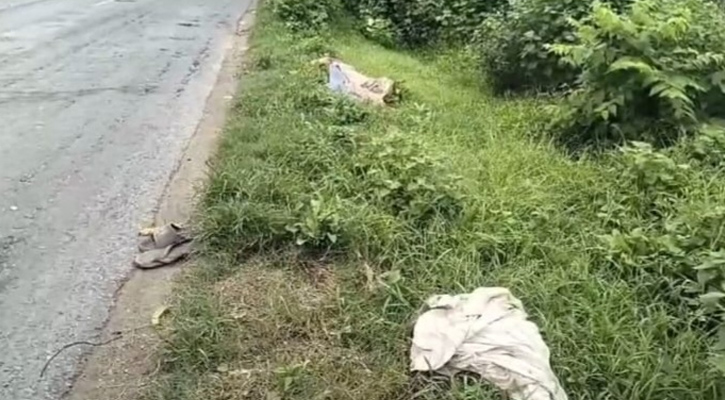 ওভারটেক করতে গিয়ে বাসের হেলপারসহ ২ জনের মৃত্যু