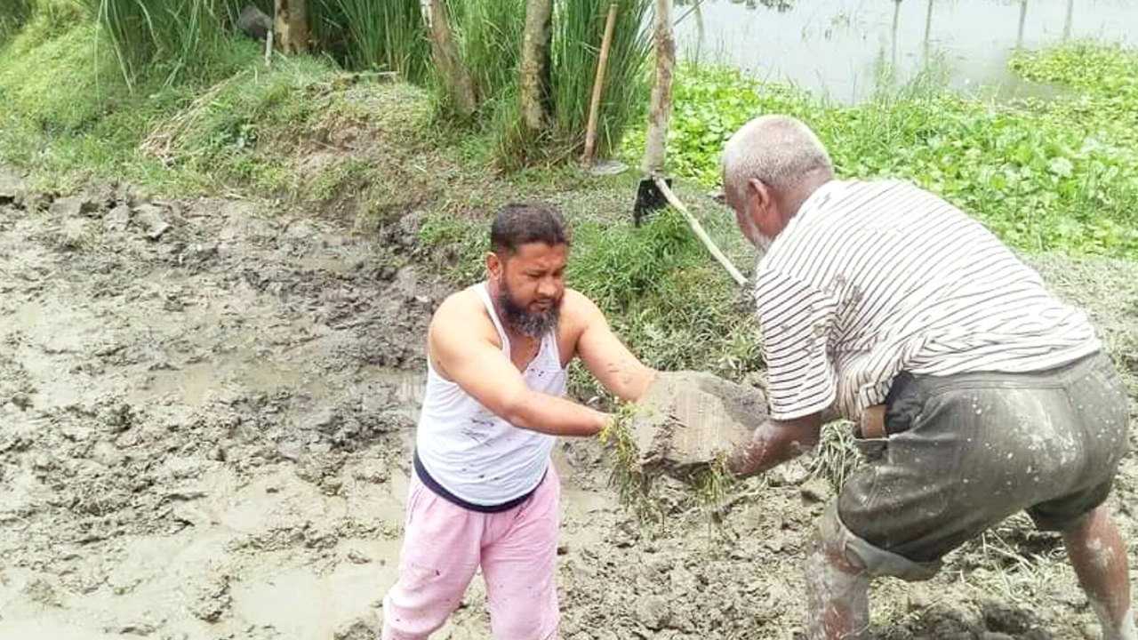 শ্রমিকদের সঙ্গে রাস্তা তৈরি করে প্রশংসায় ভাসছেন ইউপি চেয়ারম্যান