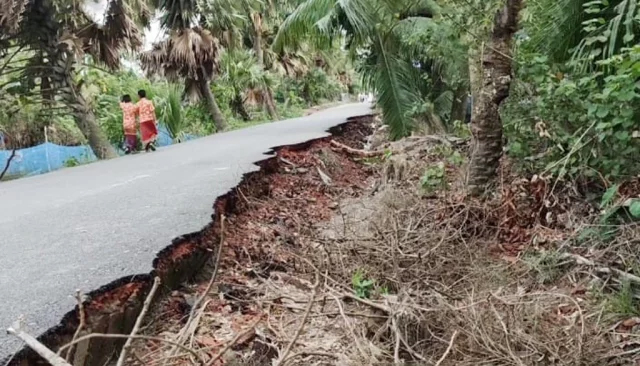 পাথরঘাটায় নবনির্মিত সড়ক হস্তান্তরের আগেই ভেঙে ভেঙে পড়ছে