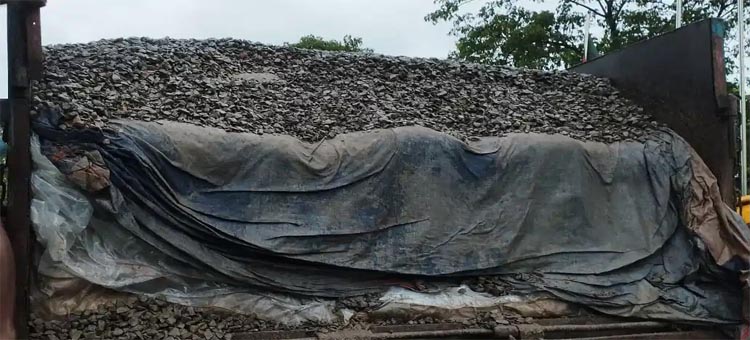 ফের পাথরবোঝাই ট্রাকে মিলল ২৪৫ বস্তা চিনি